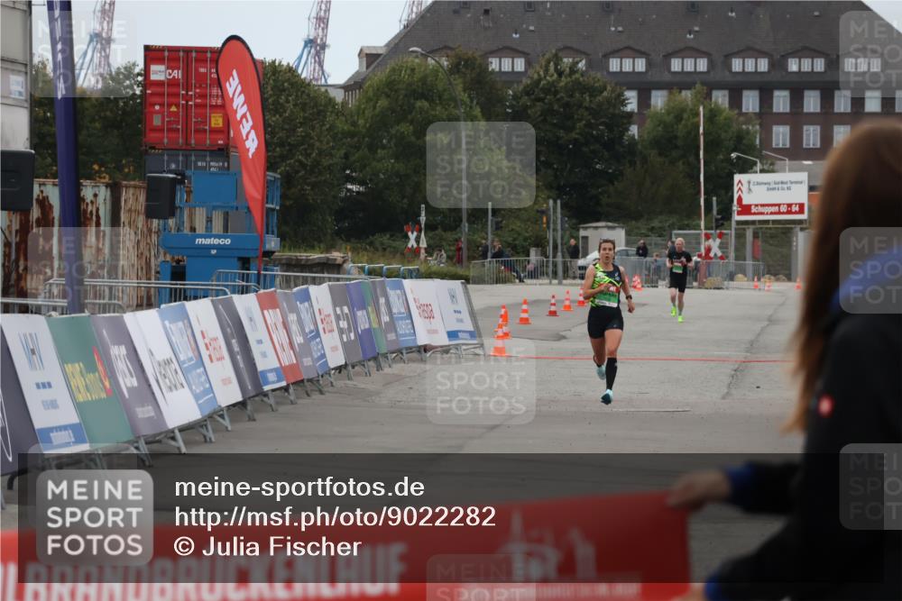 03.10.2025 - Köhlbrandbrückenlauf Julia Fischer http://msf.ph/oto/9022282 03.10.2025 15:46:51 Ziel  meine-sportfotos.de