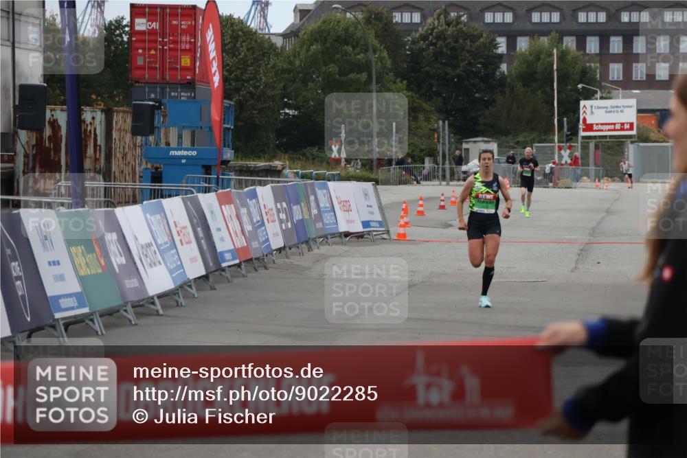 03.10.2025 - Köhlbrandbrückenlauf Julia Fischer http://msf.ph/oto/9022285 03.10.2025 15:46:53 Ziel 7034 meine-sportfotos.de