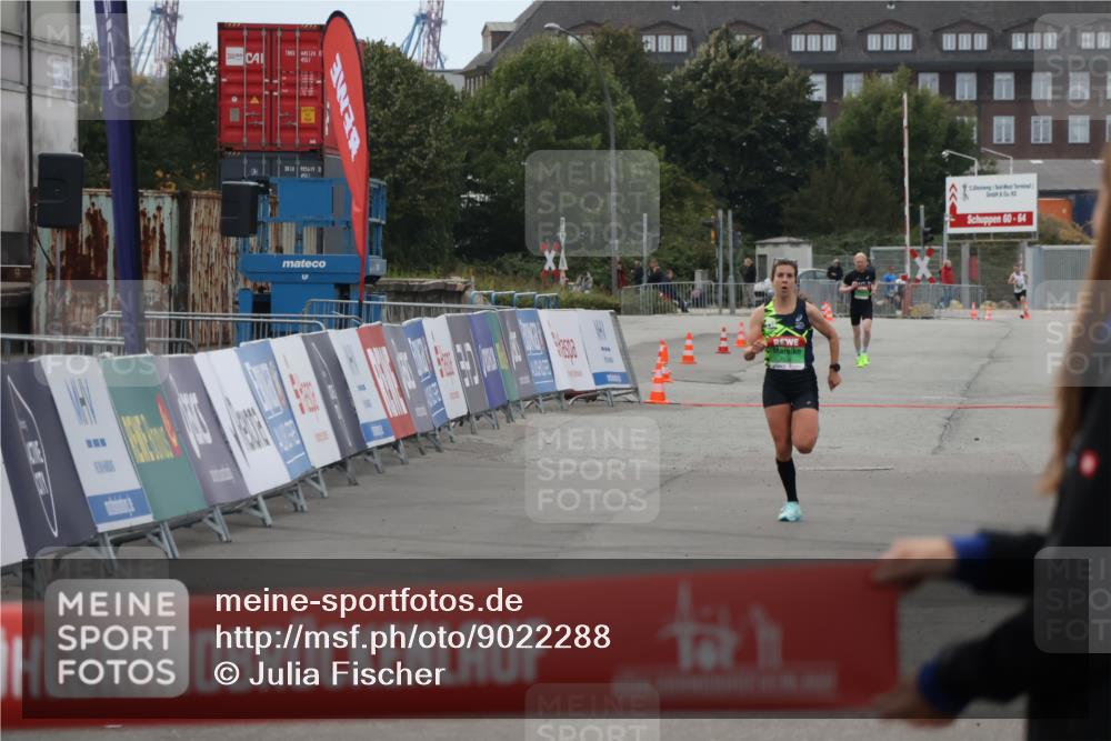 03.10.2025 - Köhlbrandbrückenlauf Julia Fischer http://msf.ph/oto/9022288 03.10.2025 15:46:53 Ziel 7034 meine-sportfotos.de