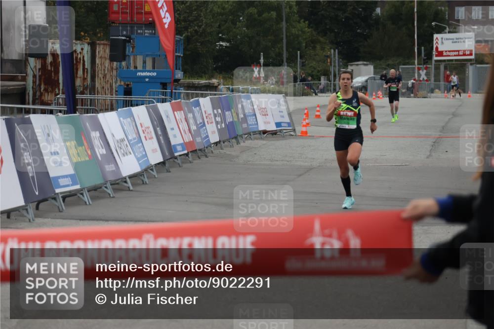 03.10.2025 - Köhlbrandbrückenlauf Julia Fischer http://msf.ph/oto/9022291 03.10.2025 15:46:54 Ziel 7034 meine-sportfotos.de