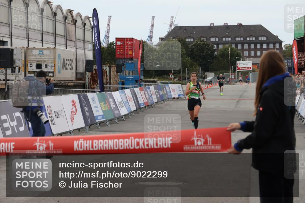 03.10.2025 - Köhlbrandbrückenlauf Julia Fischer http://msf.ph/oto/9022299 03.10.2025 15:46:55 Ziel 7034 meine-sportfotos.de