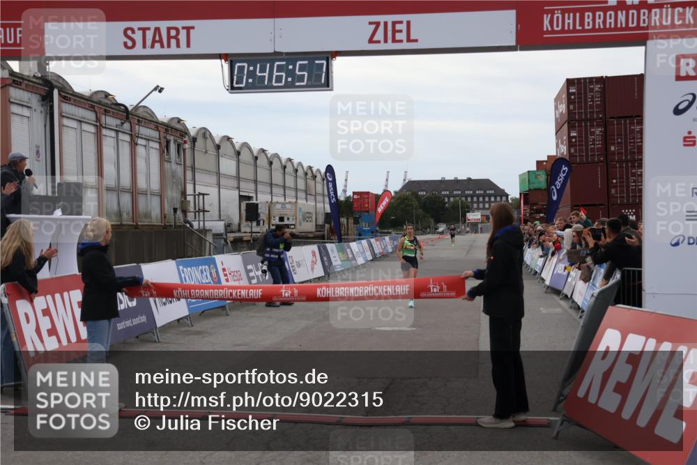03.10.2025 - Köhlbrandbrückenlauf Julia Fischer http://msf.ph/oto/9022315 03.10.2025 15:46:57 Ziel 7034 meine-sportfotos.de
