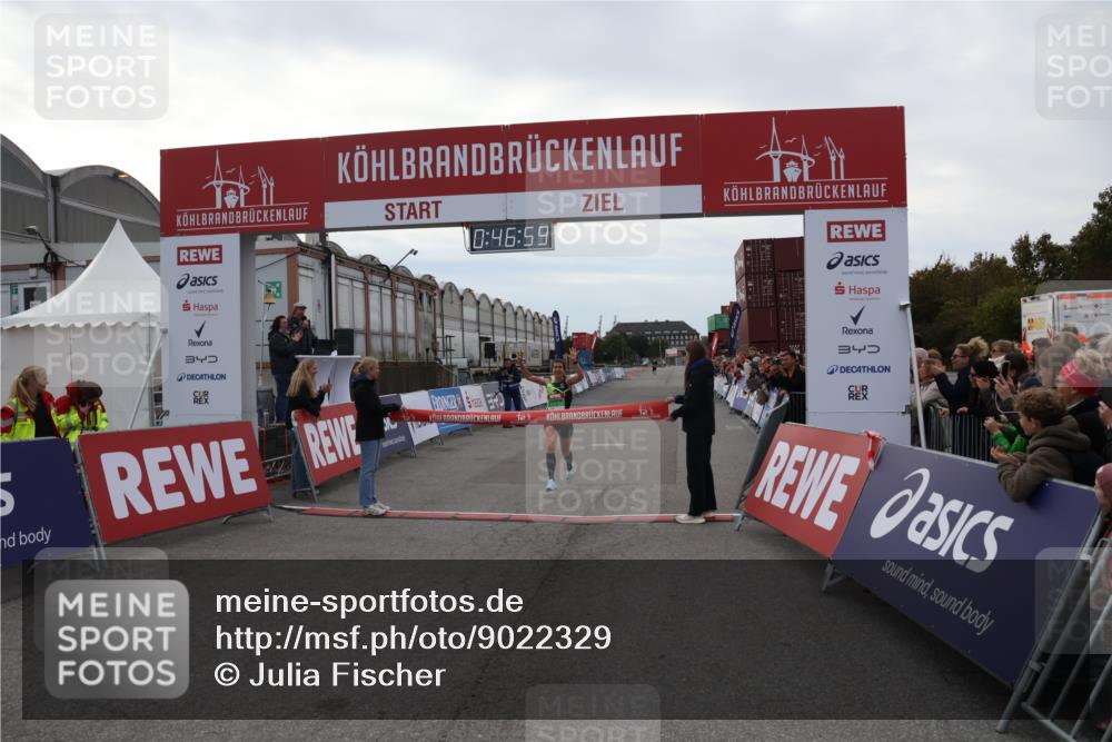 03.10.2025 - Köhlbrandbrückenlauf Julia Fischer http://msf.ph/oto/9022329 03.10.2025 15:46:59 Ziel 7034 meine-sportfotos.de