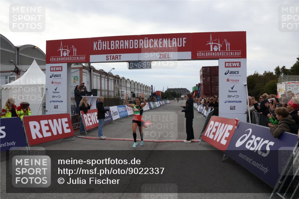 03.10.2025 - Köhlbrandbrückenlauf Julia Fischer http://msf.ph/oto/9022337 03.10.2025 15:47:00 Ziel 7034 meine-sportfotos.de