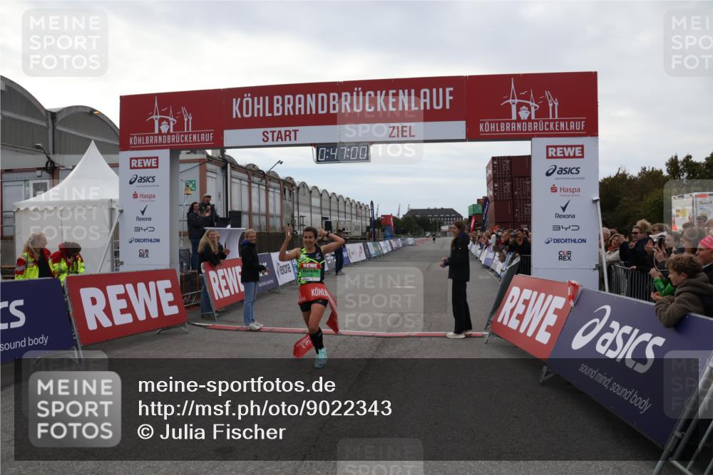 03.10.2025 - Köhlbrandbrückenlauf Julia Fischer http://msf.ph/oto/9022343 03.10.2025 15:47:00 Ziel 7034 meine-sportfotos.de