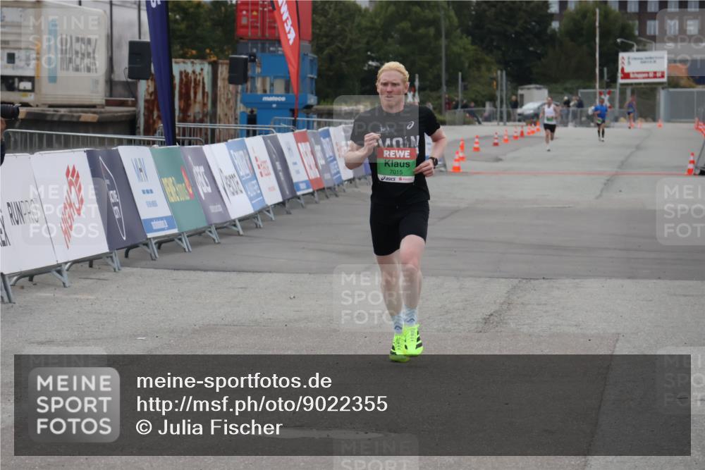 03.10.2025 - Köhlbrandbrückenlauf Julia Fischer http://msf.ph/oto/9022355 03.10.2025 15:47:13 Ziel 7015 meine-sportfotos.de