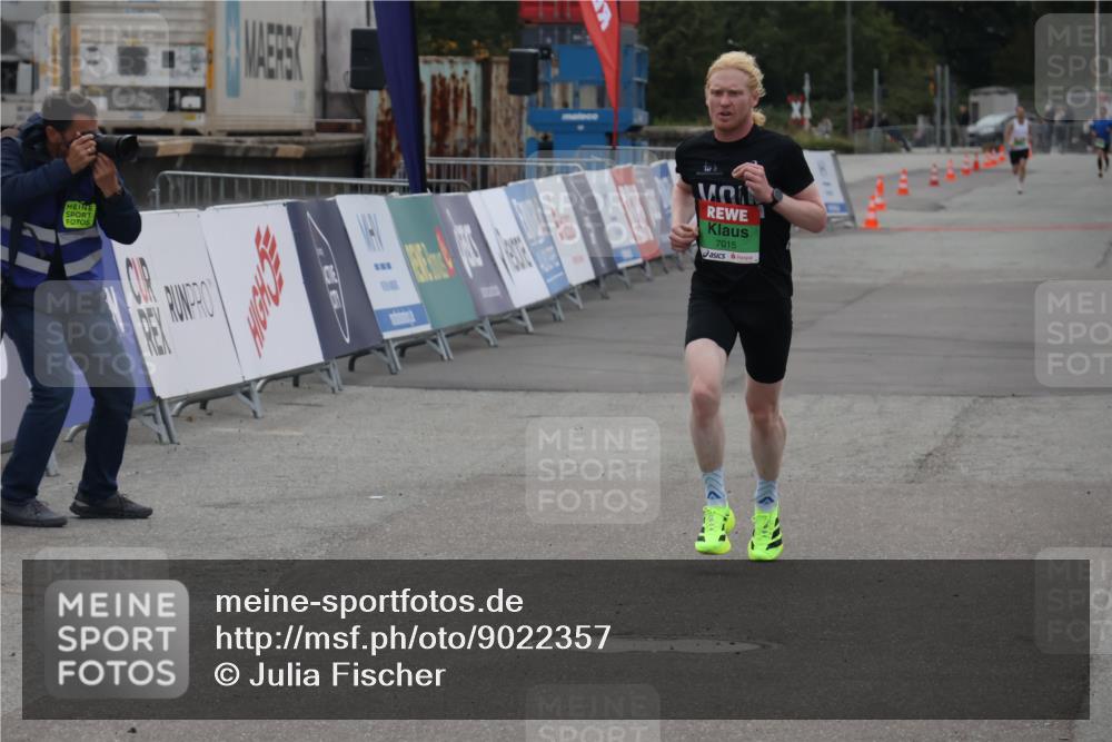 03.10.2025 - Köhlbrandbrückenlauf Julia Fischer http://msf.ph/oto/9022357 03.10.2025 15:47:14 Ziel 7015 meine-sportfotos.de