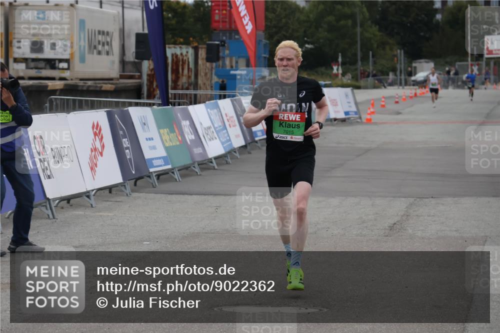 03.10.2025 - Köhlbrandbrückenlauf Julia Fischer http://msf.ph/oto/9022362 03.10.2025 15:47:14 Ziel 7015 meine-sportfotos.de