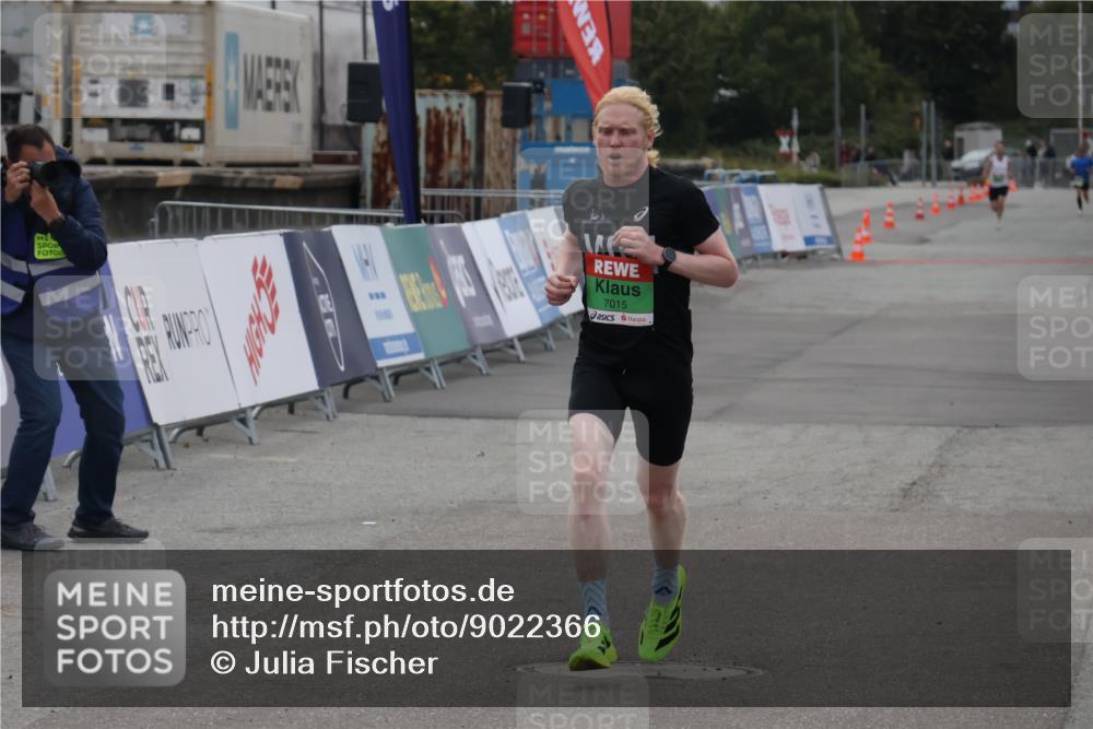 03.10.2025 - Köhlbrandbrückenlauf Julia Fischer http://msf.ph/oto/9022366 03.10.2025 15:47:14 Ziel 7015 meine-sportfotos.de