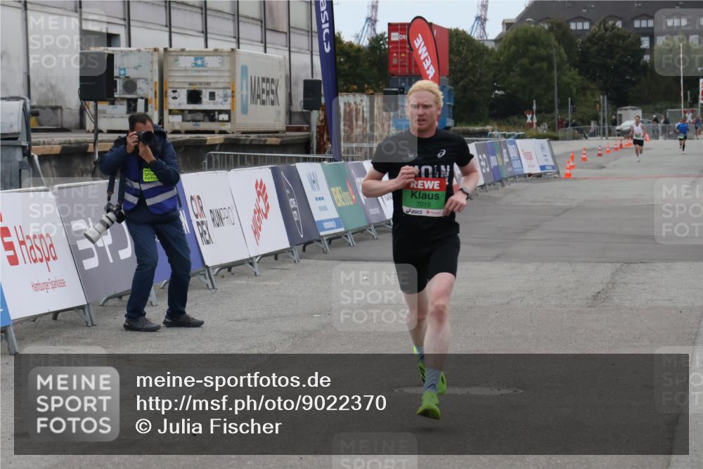 03.10.2025 - Köhlbrandbrückenlauf Julia Fischer http://msf.ph/oto/9022370 03.10.2025 15:47:15 Ziel 7015 meine-sportfotos.de
