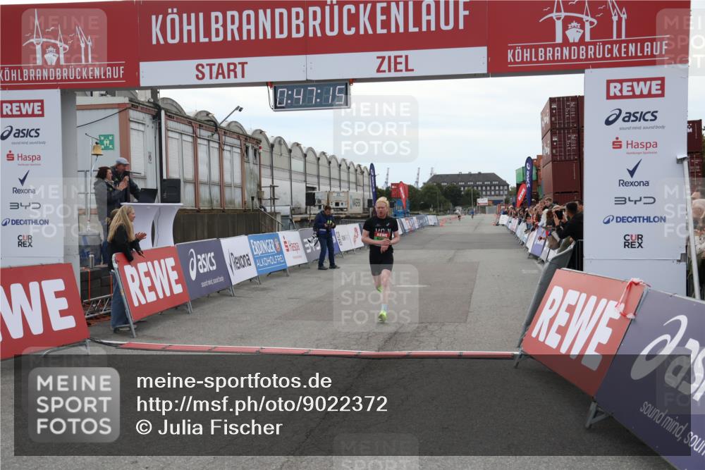 03.10.2025 - Köhlbrandbrückenlauf Julia Fischer http://msf.ph/oto/9022372 03.10.2025 15:47:15 Ziel 7015 meine-sportfotos.de