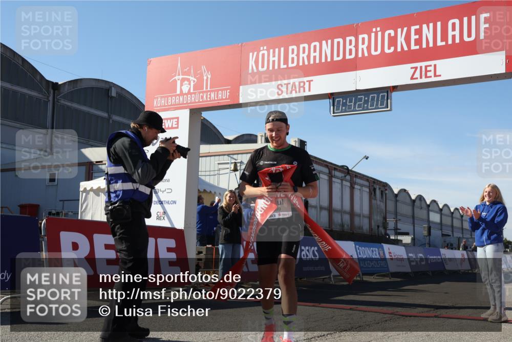 03.10.2025 - Köhlbrandbrückenlauf Luisa Fischer http://msf.ph/oto/9022379 03.10.2025 12:41:58 Ziel 6099 meine-sportfotos.de