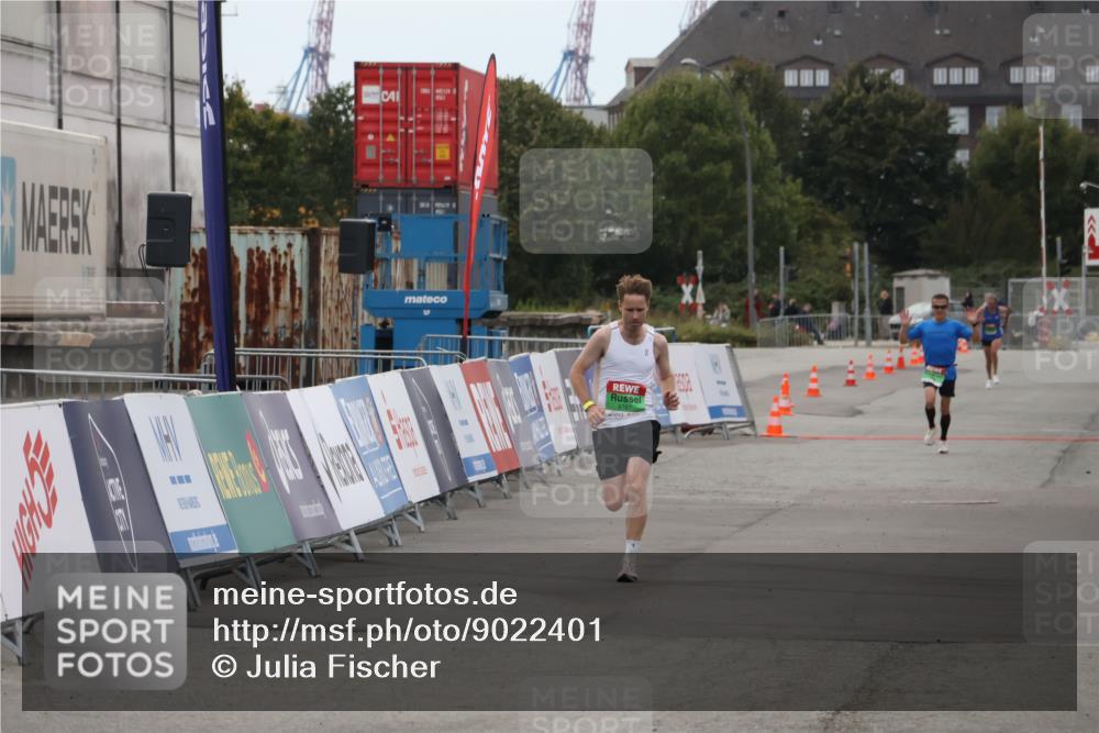 03.10.2025 - Köhlbrandbrückenlauf Julia Fischer http://msf.ph/oto/9022401 03.10.2025 15:47:30 Ziel 8787 meine-sportfotos.de