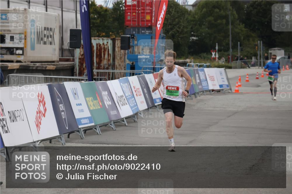 03.10.2025 - Köhlbrandbrückenlauf Julia Fischer http://msf.ph/oto/9022410 03.10.2025 15:47:31 Ziel 8787 meine-sportfotos.de
