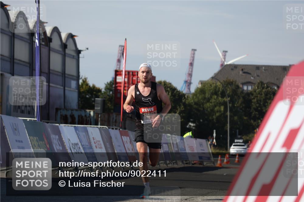 03.10.2025 - Köhlbrandbrückenlauf Luisa Fischer http://msf.ph/oto/9022411 03.10.2025 12:44:51 Ziel 6610 meine-sportfotos.de