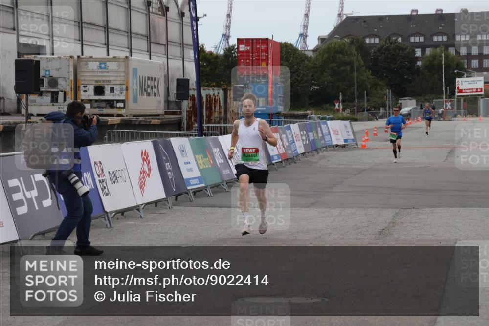 03.10.2025 - Köhlbrandbrückenlauf Julia Fischer http://msf.ph/oto/9022414 03.10.2025 15:47:32 Ziel 8787 meine-sportfotos.de