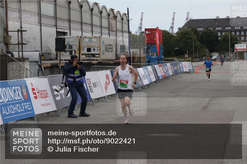 03.10.2025 - Köhlbrandbrückenlauf Julia Fischer http://msf.ph/oto/9022421 03.10.2025 15:47:33 Ziel 8787 meine-sportfotos.de