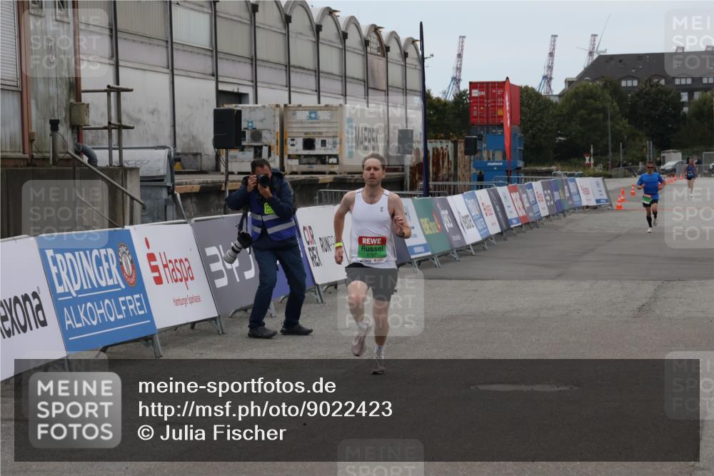 03.10.2025 - Köhlbrandbrückenlauf Julia Fischer http://msf.ph/oto/9022423 03.10.2025 15:47:33 Ziel 8787 meine-sportfotos.de