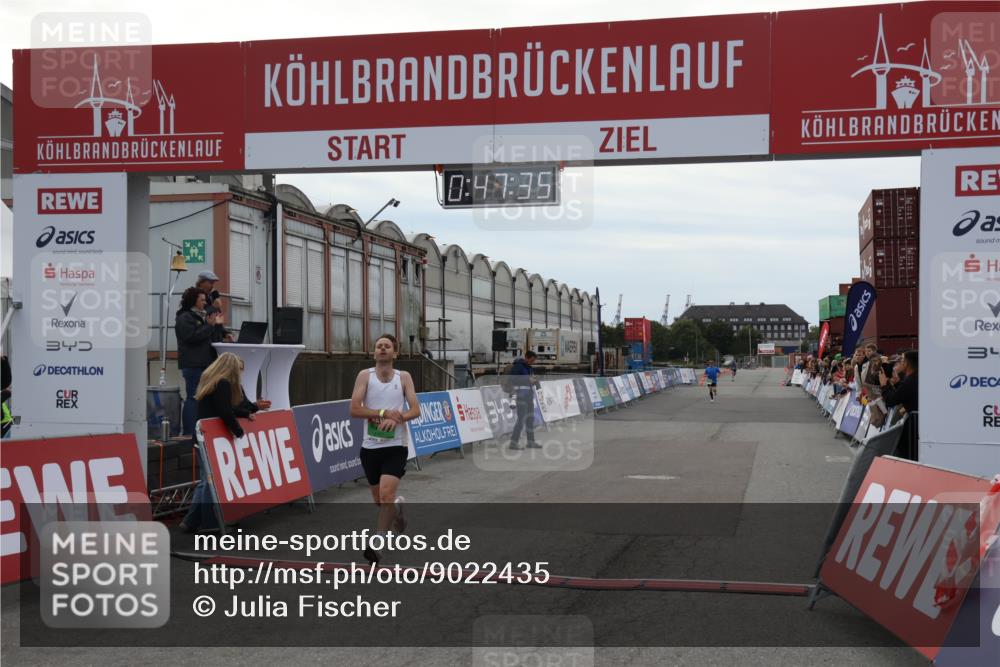 03.10.2025 - Köhlbrandbrückenlauf Julia Fischer http://msf.ph/oto/9022435 03.10.2025 15:47:35 Ziel 8787 meine-sportfotos.de