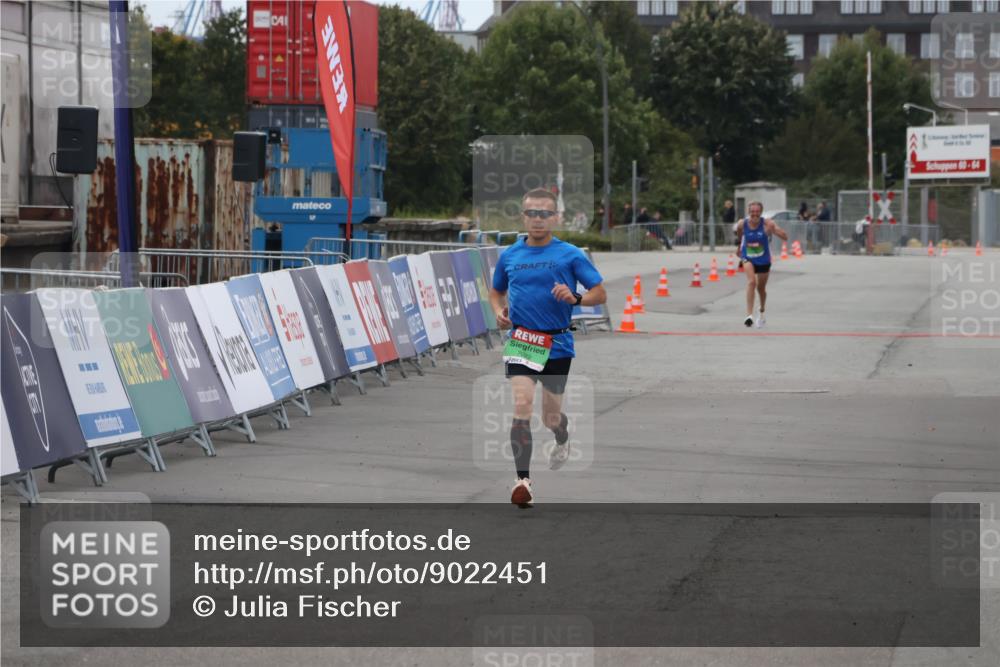03.10.2025 - Köhlbrandbrückenlauf Julia Fischer http://msf.ph/oto/9022451 03.10.2025 15:47:39 Ziel 7022, 8787 meine-sportfotos.de