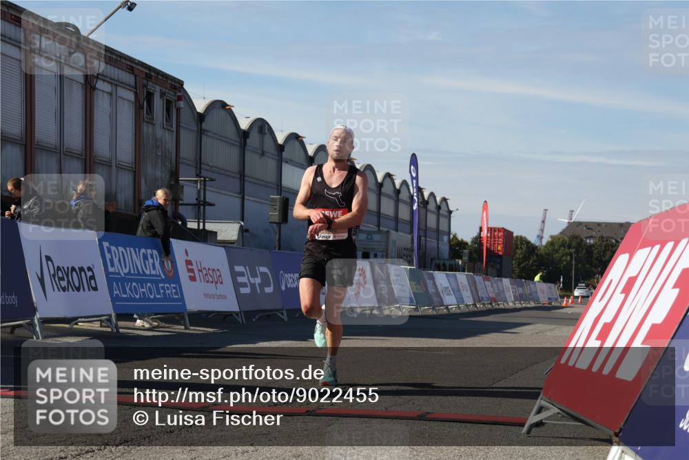 03.10.2025 - Köhlbrandbrückenlauf Luisa Fischer http://msf.ph/oto/9022455 03.10.2025 12:44:54 Ziel 6610 meine-sportfotos.de