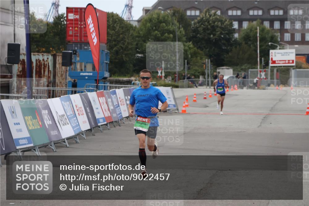 03.10.2025 - Köhlbrandbrückenlauf Julia Fischer http://msf.ph/oto/9022457 03.10.2025 15:47:39 Ziel 7022, 8787 meine-sportfotos.de
