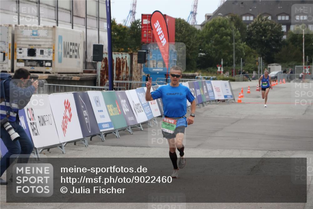 03.10.2025 - Köhlbrandbrückenlauf Julia Fischer http://msf.ph/oto/9022460 03.10.2025 15:47:40 Ziel 7022, 8787 meine-sportfotos.de