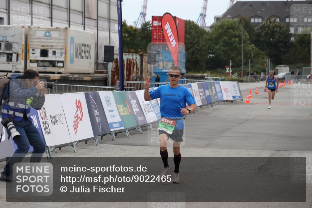 03.10.2025 - Köhlbrandbrückenlauf Julia Fischer http://msf.ph/oto/9022465 03.10.2025 15:47:41 Ziel 7022, 8787 meine-sportfotos.de