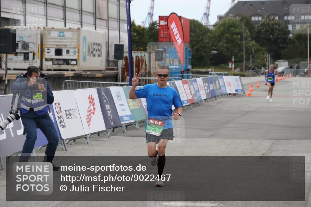 03.10.2025 - Köhlbrandbrückenlauf Julia Fischer http://msf.ph/oto/9022467 03.10.2025 15:47:41 Ziel 7022, 8787 meine-sportfotos.de