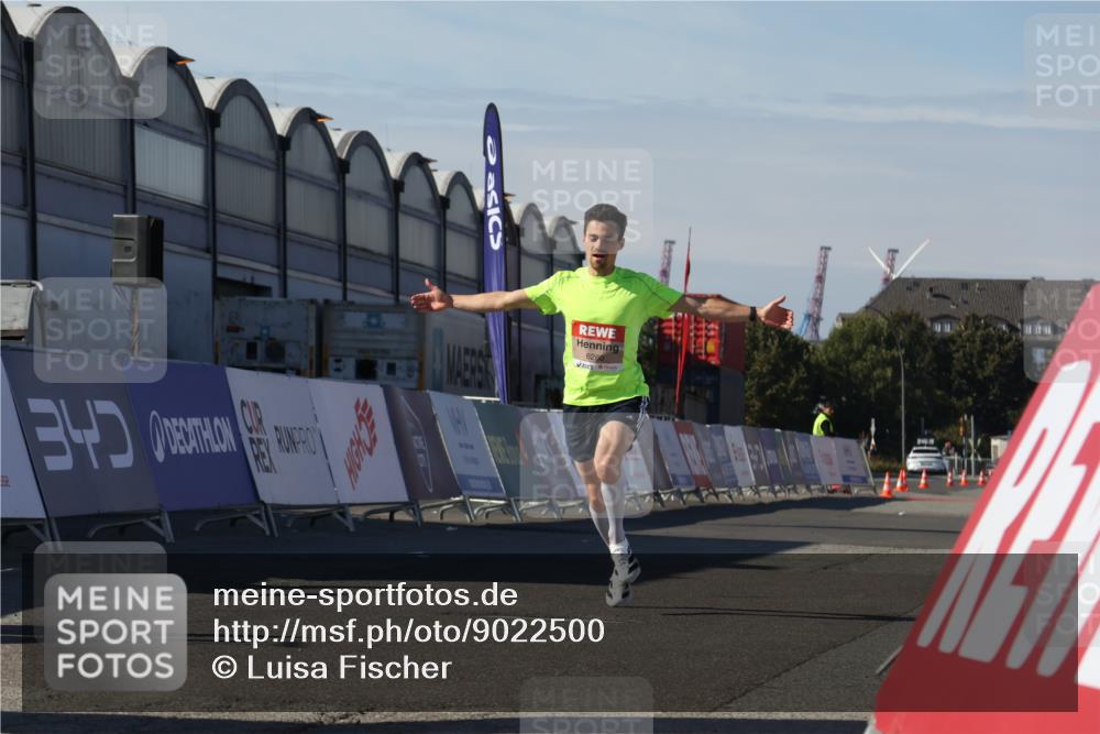 03.10.2025 - Köhlbrandbrückenlauf Luisa Fischer http://msf.ph/oto/9022500 03.10.2025 12:45:18 Ziel 6280 meine-sportfotos.de