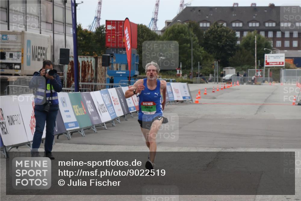 03.10.2025 - Köhlbrandbrückenlauf Julia Fischer http://msf.ph/oto/9022519 03.10.2025 15:47:49 Ziel 7022, 9588 meine-sportfotos.de