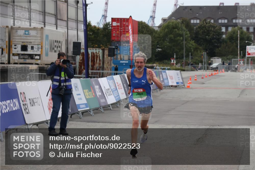 03.10.2025 - Köhlbrandbrückenlauf Julia Fischer http://msf.ph/oto/9022523 03.10.2025 15:47:50 Ziel 7022, 9588 meine-sportfotos.de
