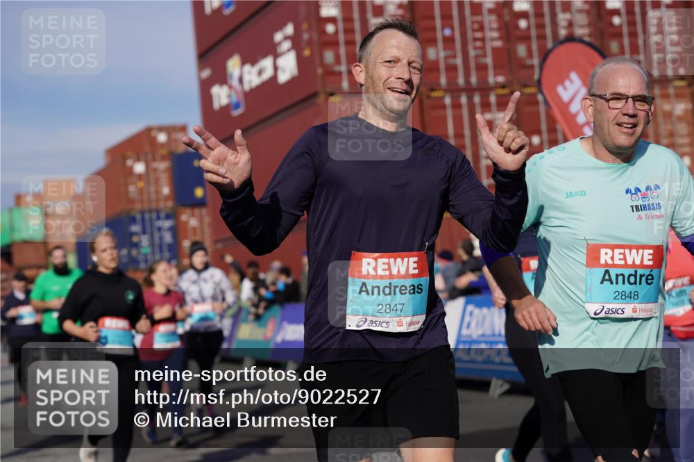 03.10.2025 - Köhlbrandbrückenlauf Michael Burmester http://msf.ph/oto/9022527 03.10.2025 10:24:28 Ziel 1345, 1382, 1433, 1697, 1987, 2045, 2169, 2173, 2234, 2373, 2374, 2556, 2680, 2847, 2848, 3038, 3039, 3042, 3199, 3240, 3523, 3759 meine-sportfotos.de