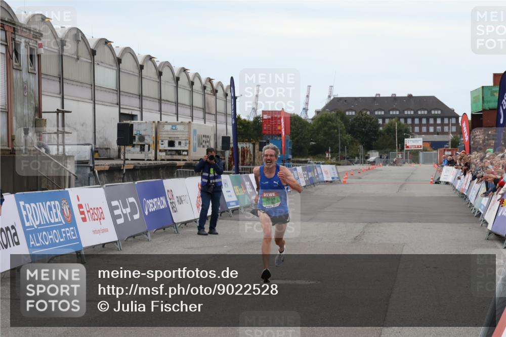03.10.2025 - Köhlbrandbrückenlauf Julia Fischer http://msf.ph/oto/9022528 03.10.2025 15:47:50 Ziel 7022, 9588 meine-sportfotos.de