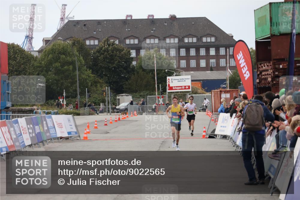 03.10.2025 - Köhlbrandbrückenlauf Julia Fischer http://msf.ph/oto/9022565 03.10.2025 15:48:39 Ziel  meine-sportfotos.de