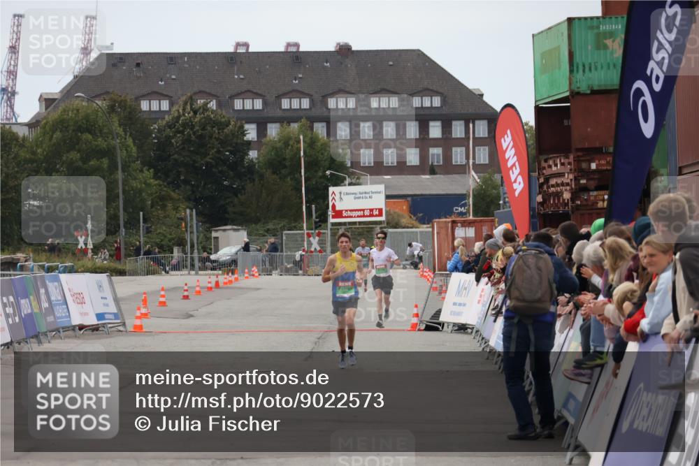 03.10.2025 - Köhlbrandbrückenlauf Julia Fischer http://msf.ph/oto/9022573 03.10.2025 15:48:40 Ziel  meine-sportfotos.de