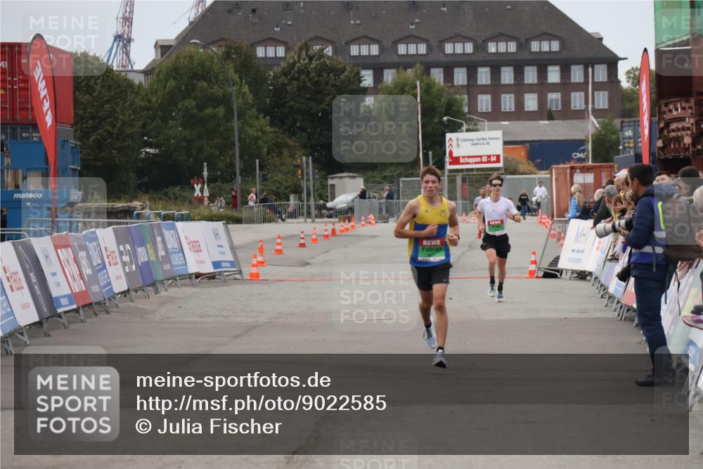 03.10.2025 - Köhlbrandbrückenlauf Julia Fischer http://msf.ph/oto/9022585 03.10.2025 15:48:44 Ziel  meine-sportfotos.de
