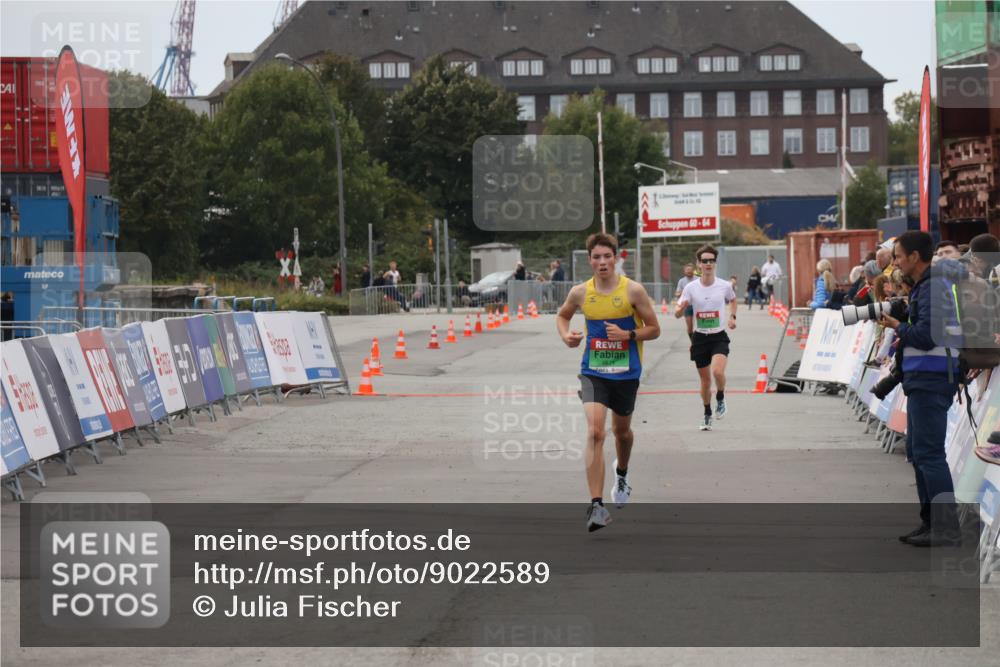 03.10.2025 - Köhlbrandbrückenlauf Julia Fischer http://msf.ph/oto/9022589 03.10.2025 15:48:45 Ziel 8871 meine-sportfotos.de