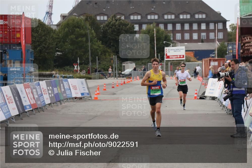 03.10.2025 - Köhlbrandbrückenlauf Julia Fischer http://msf.ph/oto/9022591 03.10.2025 15:48:45 Ziel 8871 meine-sportfotos.de