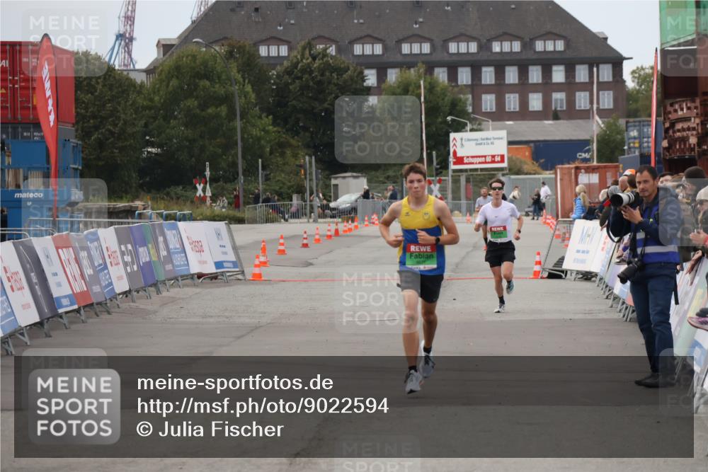 03.10.2025 - Köhlbrandbrückenlauf Julia Fischer http://msf.ph/oto/9022594 03.10.2025 15:48:45 Ziel 8871 meine-sportfotos.de