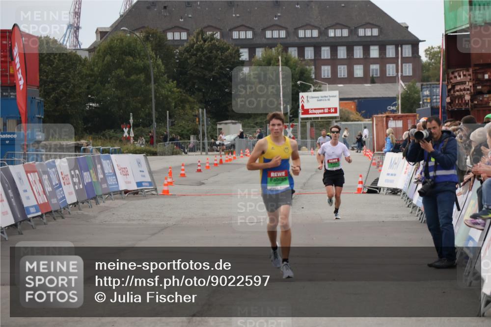 03.10.2025 - Köhlbrandbrückenlauf Julia Fischer http://msf.ph/oto/9022597 03.10.2025 15:48:46 Ziel 8871 meine-sportfotos.de