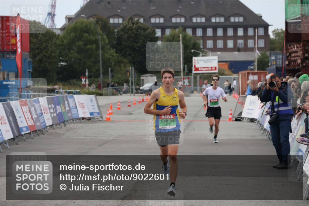 03.10.2025 - Köhlbrandbrückenlauf Julia Fischer http://msf.ph/oto/9022601 03.10.2025 15:48:47 Ziel 8871 meine-sportfotos.de
