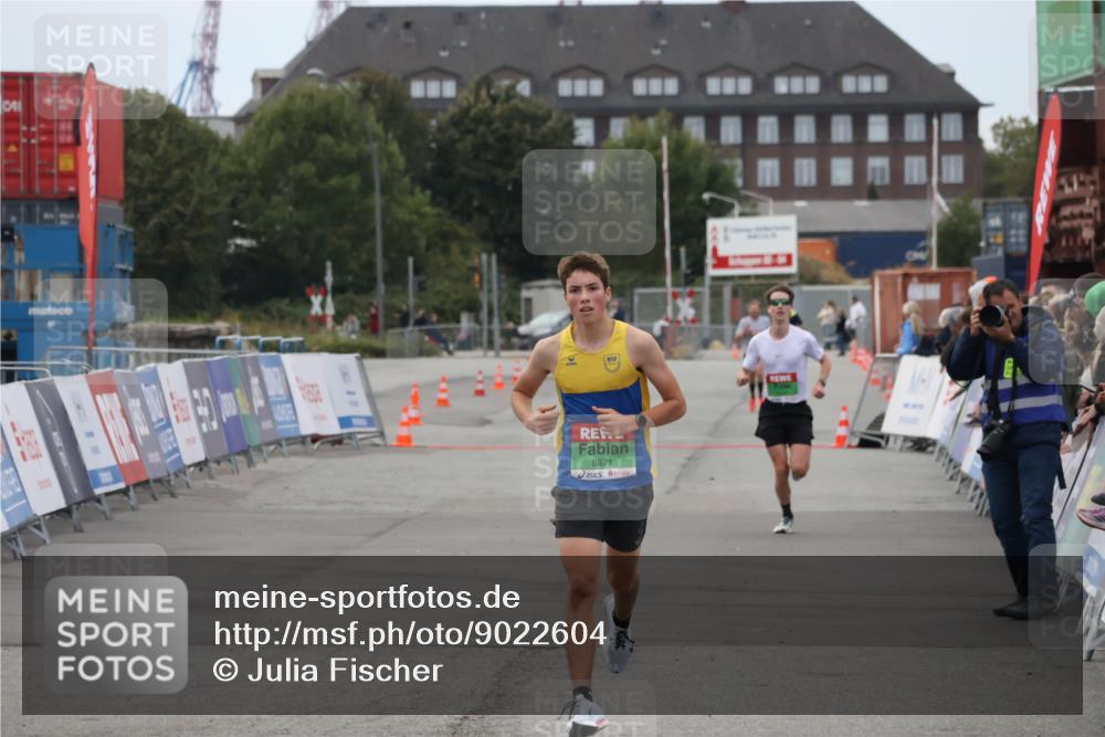 03.10.2025 - Köhlbrandbrückenlauf Julia Fischer http://msf.ph/oto/9022604 03.10.2025 15:48:47 Ziel 8871 meine-sportfotos.de