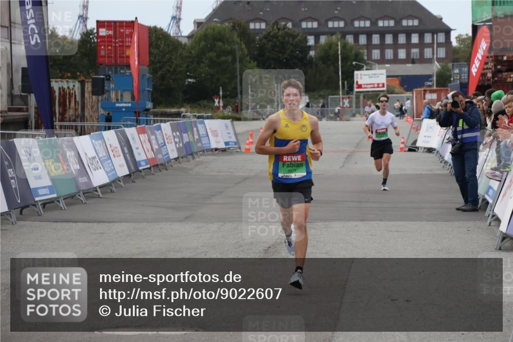 03.10.2025 - Köhlbrandbrückenlauf Julia Fischer http://msf.ph/oto/9022607 03.10.2025 15:48:48 Ziel 8871 meine-sportfotos.de