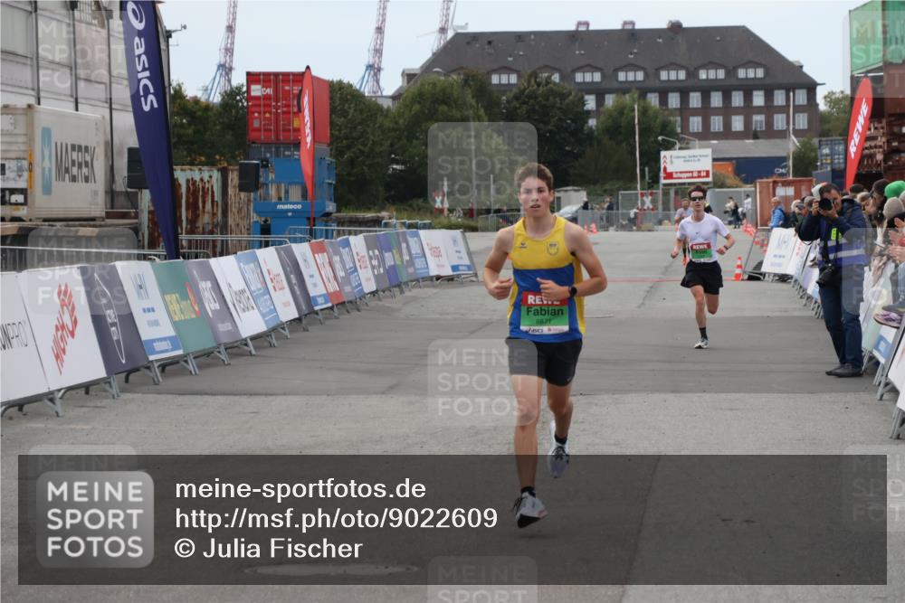 03.10.2025 - Köhlbrandbrückenlauf Julia Fischer http://msf.ph/oto/9022609 03.10.2025 15:48:49 Ziel 8871 meine-sportfotos.de