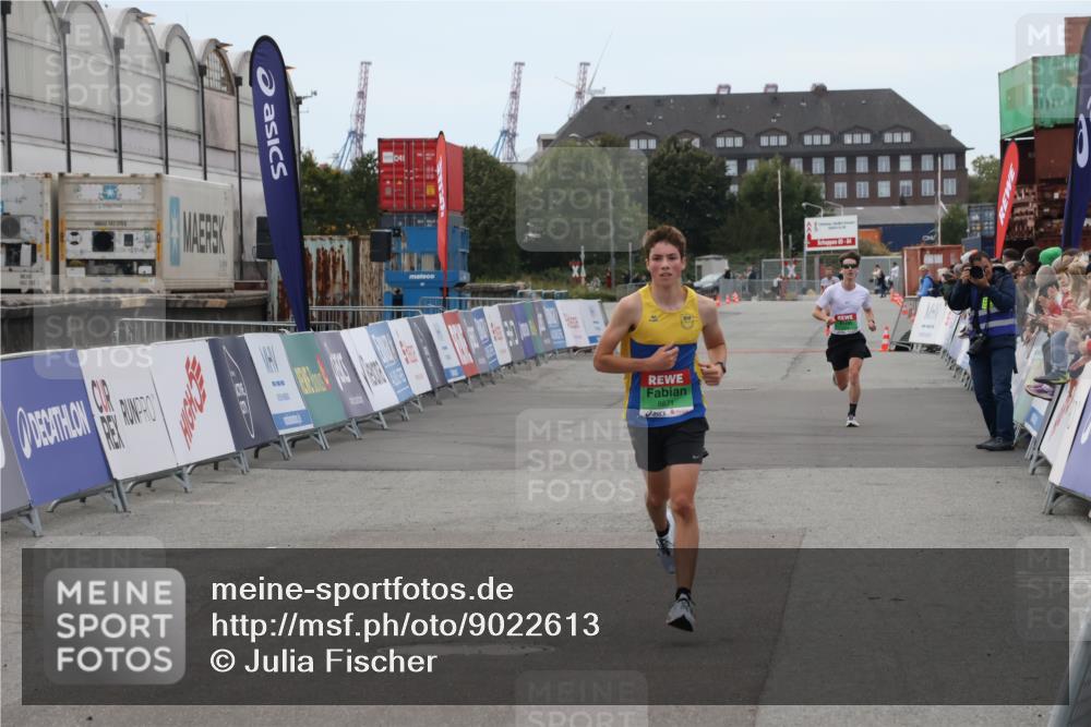 03.10.2025 - Köhlbrandbrückenlauf Julia Fischer http://msf.ph/oto/9022613 03.10.2025 15:48:49 Ziel 8871 meine-sportfotos.de