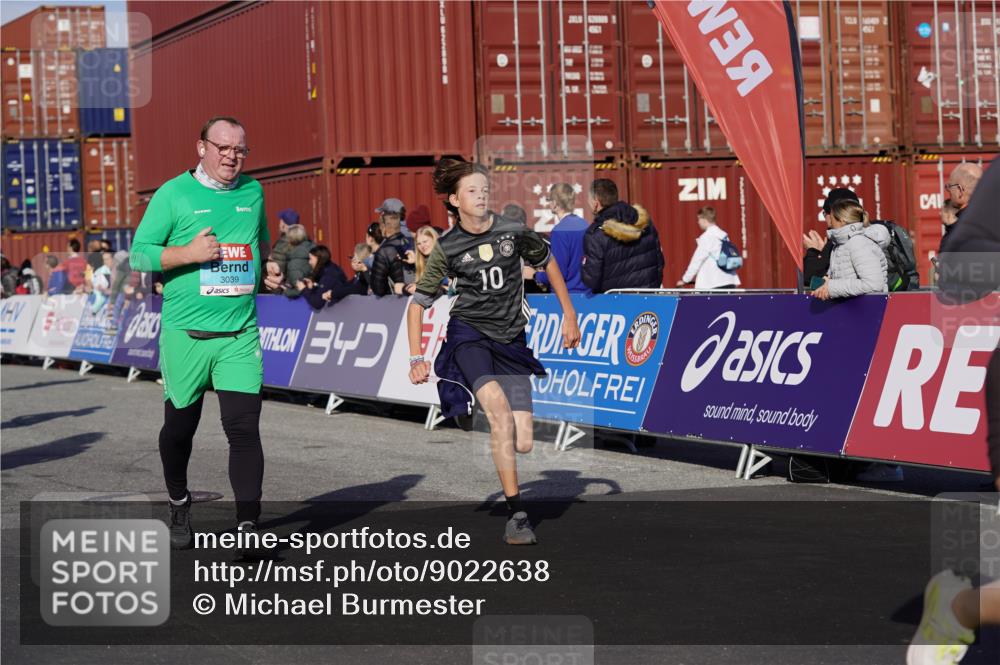 03.10.2025 - Köhlbrandbrückenlauf Michael Burmester http://msf.ph/oto/9022638 03.10.2025 10:24:37 Ziel 2121, 2240, 2373, 2374, 2556, 2739, 2742, 2779, 3039, 3391, 3561 meine-sportfotos.de