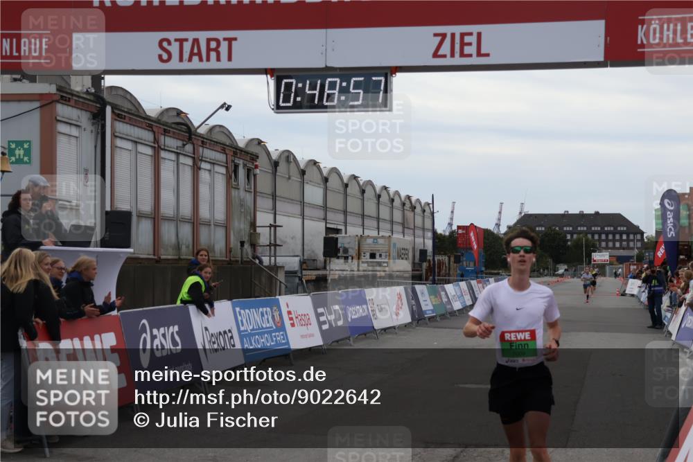 03.10.2025 - Köhlbrandbrückenlauf Julia Fischer http://msf.ph/oto/9022642 03.10.2025 15:48:57 Ziel 7009, 8871 meine-sportfotos.de