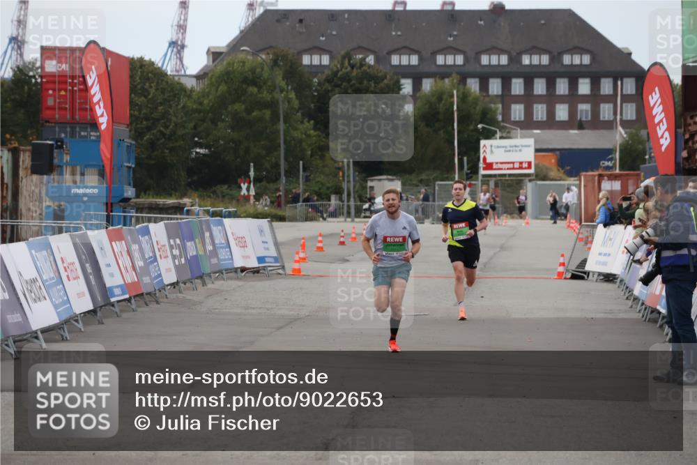 03.10.2025 - Köhlbrandbrückenlauf Julia Fischer http://msf.ph/oto/9022653 03.10.2025 15:49:01 Ziel 7009, 7011, 8871 meine-sportfotos.de