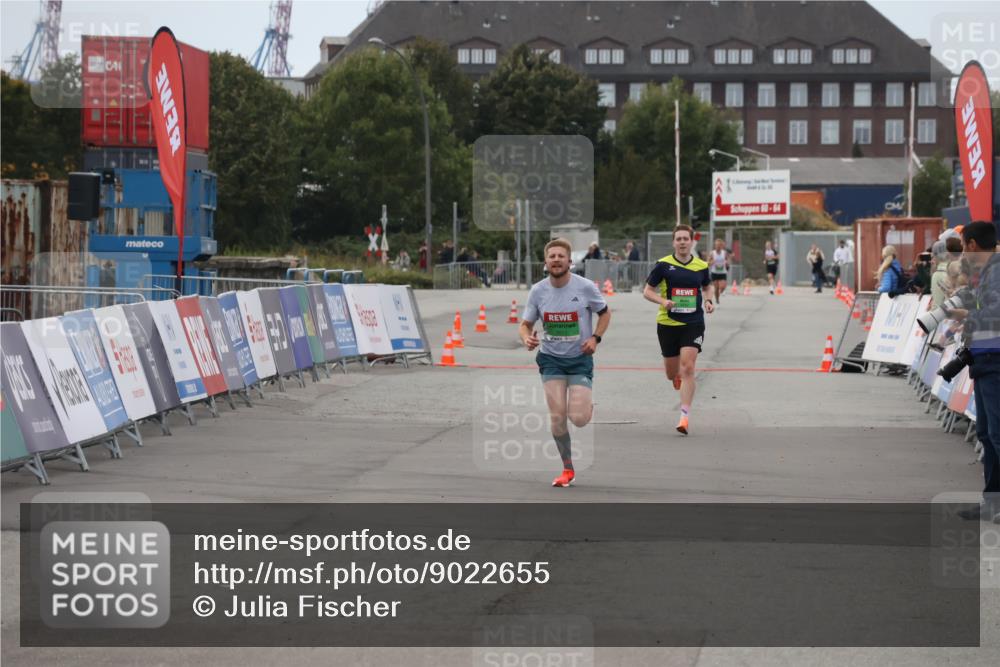 03.10.2025 - Köhlbrandbrückenlauf Julia Fischer http://msf.ph/oto/9022655 03.10.2025 15:49:02 Ziel 7009, 7011 meine-sportfotos.de